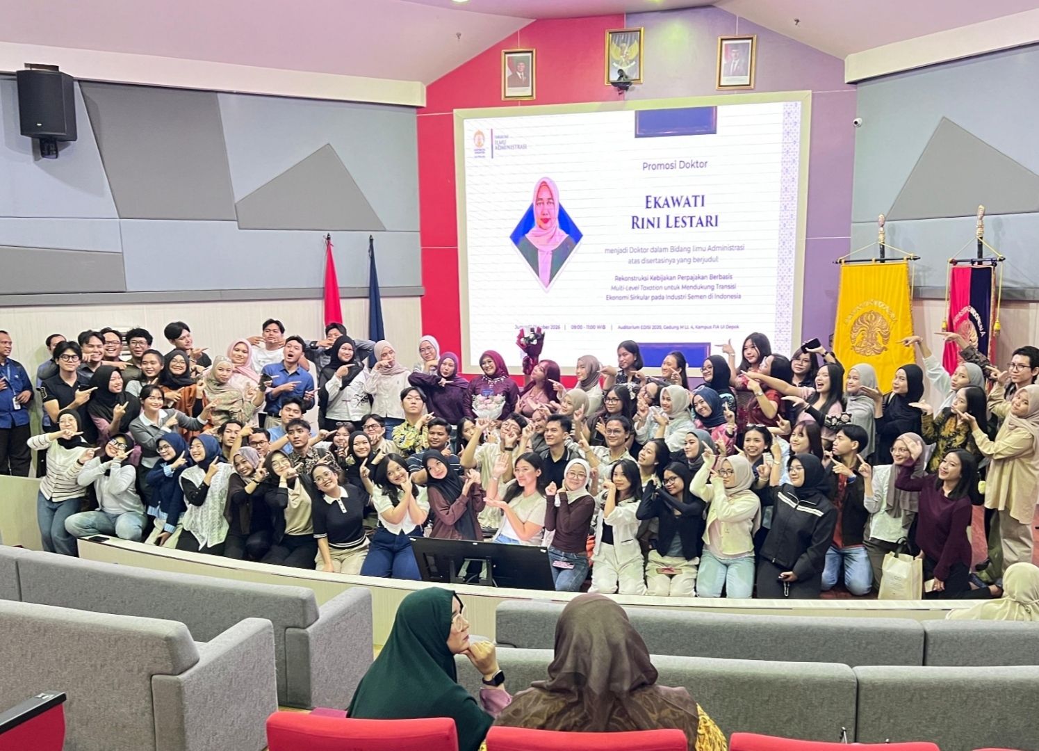 Ekawati Rini Lestari bersama para mahasiswa dan mahasiswinya. 