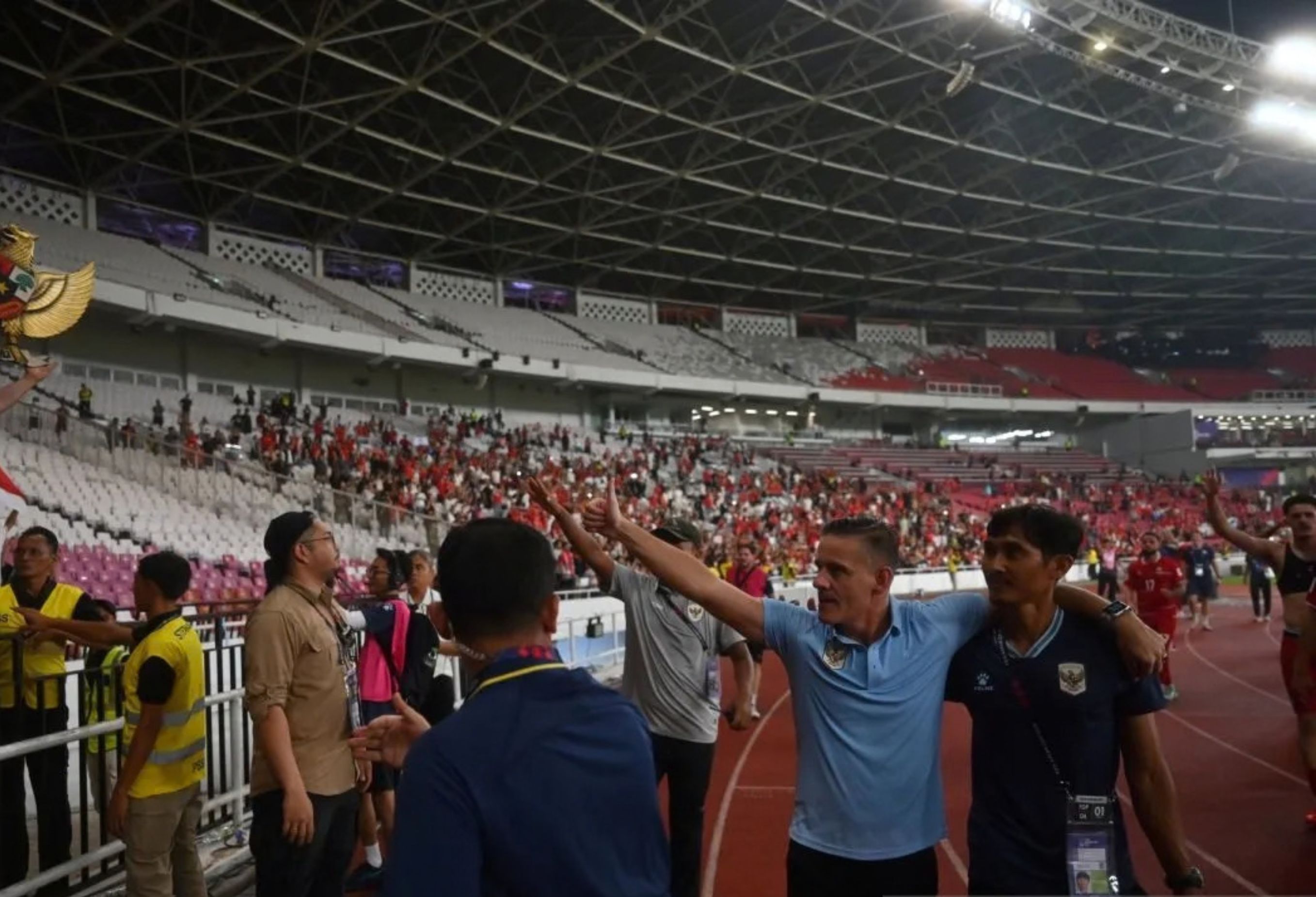 Pelatih Timnas Indonesia John Herdman (kedua kanan) menyapa pendukung usai laga melawan Timnas Bangladesh dalam pertandingan penyisihan Grup A FIFA ASEAN Cup 2026 di Stadion Utama Gelora Bung Karno (SUGBK), Senayan, Jakarta, Kamis (1/10/2026). <b>(ANTARA)</b>