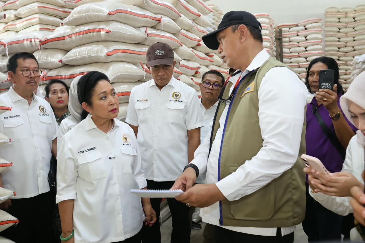 Direktur Utama Perum BULOG Letjen TNI (Purn.) Dr. Ahmad Rizal Ramdhani memaparkan data ketersediaan stok beras kepada Ketua Komisi IV DPR RI Siti Hediati Hariyadi di sela-sela peninjauan gudang dan kios di Pasar Induk Beras Cipinang (PIBC), Jakarta (2/10).