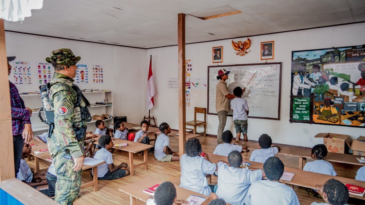 Pangkoops TNI Habema menyempatkan diri mengunjungi dan memotivasi anak-anak Papua yang sedang belajar di kelas pintar sederhana di Distrik Tingginambut.