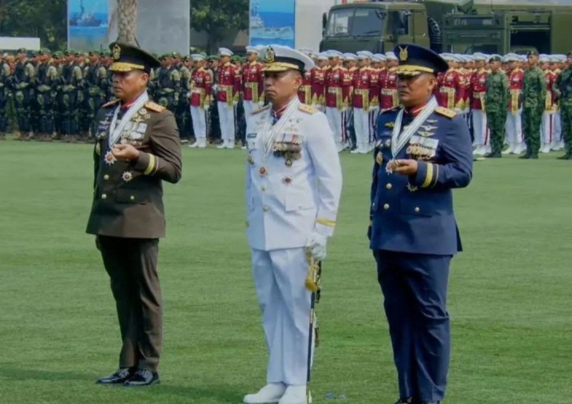 Pangdivif 1 Kostrad Mayjen TNI Ahmad Fikri Musmar (kanan), Dankodaeral XIII Laksda TNI Sumarji Bimoaji, dan Pangkodau I Marsda TNI Erwin Sugiandi saat memakai PDU baru dalam upacara peringatan HUT Ke-81 TNI di Cilangkap, Jakarta Timur, Senin (5/10/20 <b>(Antara)</b>