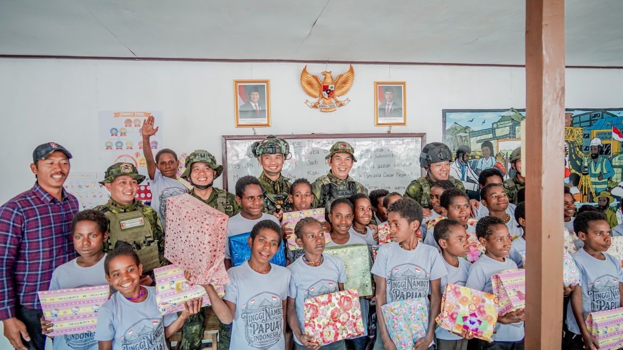 Pangkoops TNI Habema menyempatkan diri mengunjungi dan memotivasi anak-anak Papua yang sedang belajar di kelas pintar sederhana di Distrik Tingginambut.