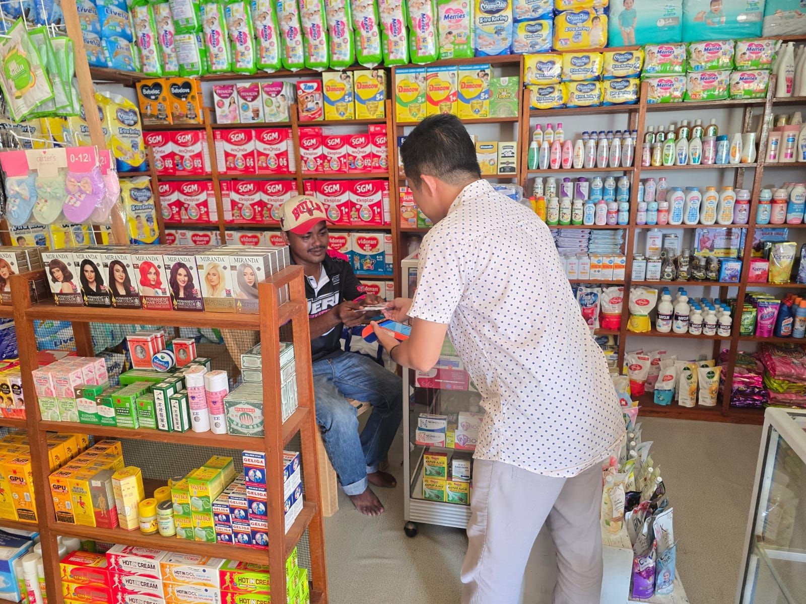 Aktif Jemput Bola Transaksi Warga, Kiprah BRILink Agen Ria Irawan Topang Roda Ekonomi Petani dan Pengusaha Kelapa di Indragiri Hilir <b>(BRI)</b>