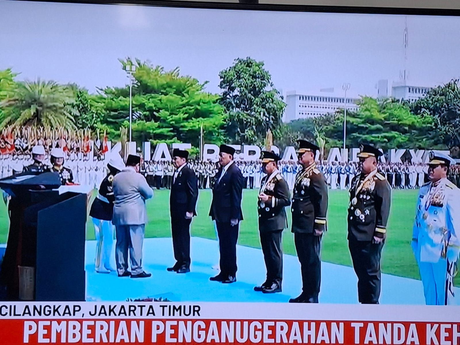 Presiden RI Prabowo Subianto memimpin Upacara Parade dalam rangka memperingati Hari Ulang Tahun (HUT) ke-81 Tentara Nasional Indonesia (TNI) Tahun 2026 di Lapangan Prima Mabes TNI, Cilangkap, Jakarta Timur, Senin (5/10/2026). <b>(NTV)</b>