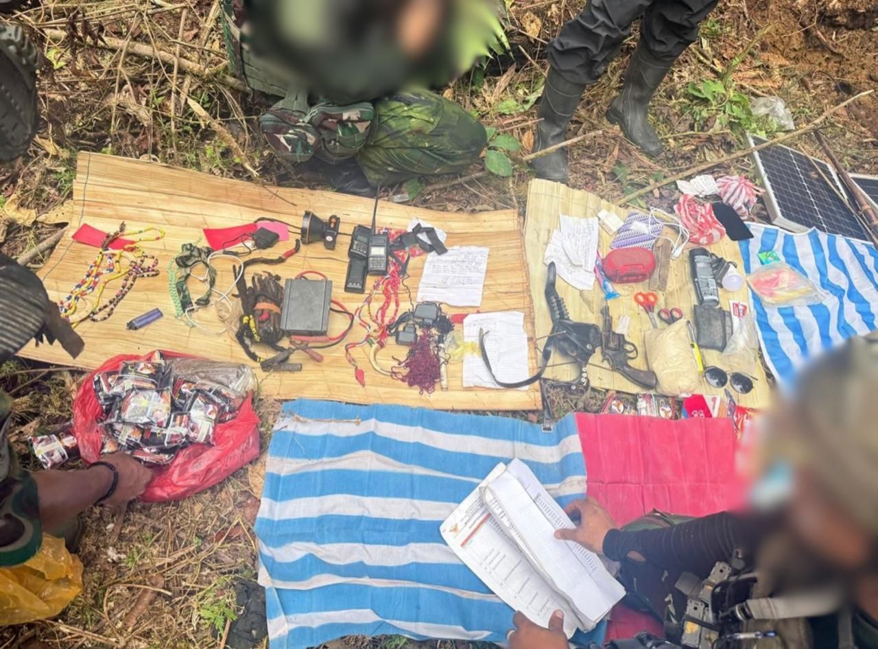 Sejumlah barang bukti berupa satu pucuk senjata api revolver, munisi, handy talkie (HT), bendera bintang kejora, serta perlengkapan pendukung lainnya yang berhasil diamankan personel gabungan.