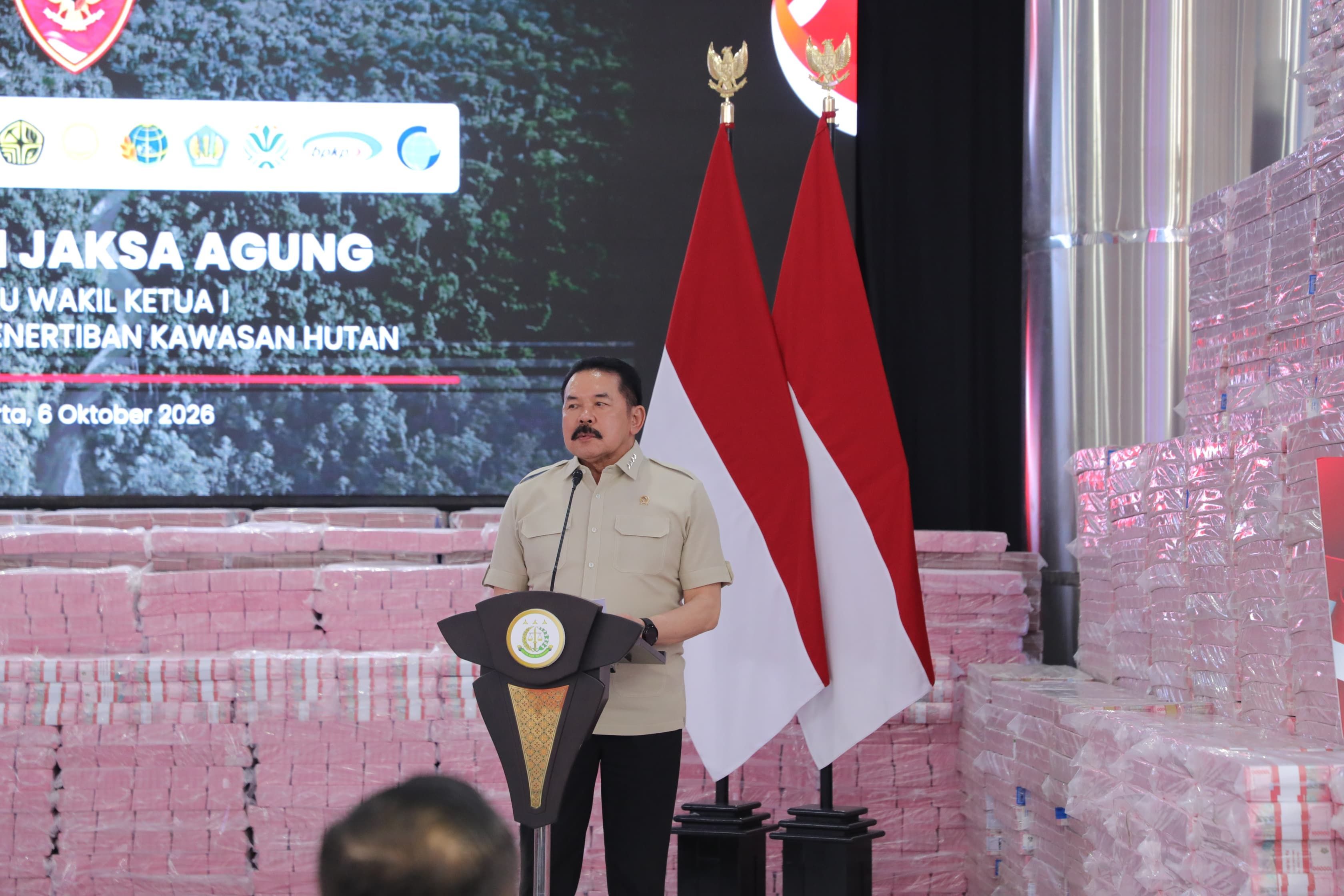 Wakil Ketua 1 Pengarah Satgas PKH sekaligus Jaksa Agung Sanitiar Burhanuddin Dalam Penyerahan Uang Total Rp13,2 Triliun dan Penguasaan Kembali Kawasan Hutan 6,2 Juta Hektare oleh Satgas PKH. <b>(Istimewa)</b>