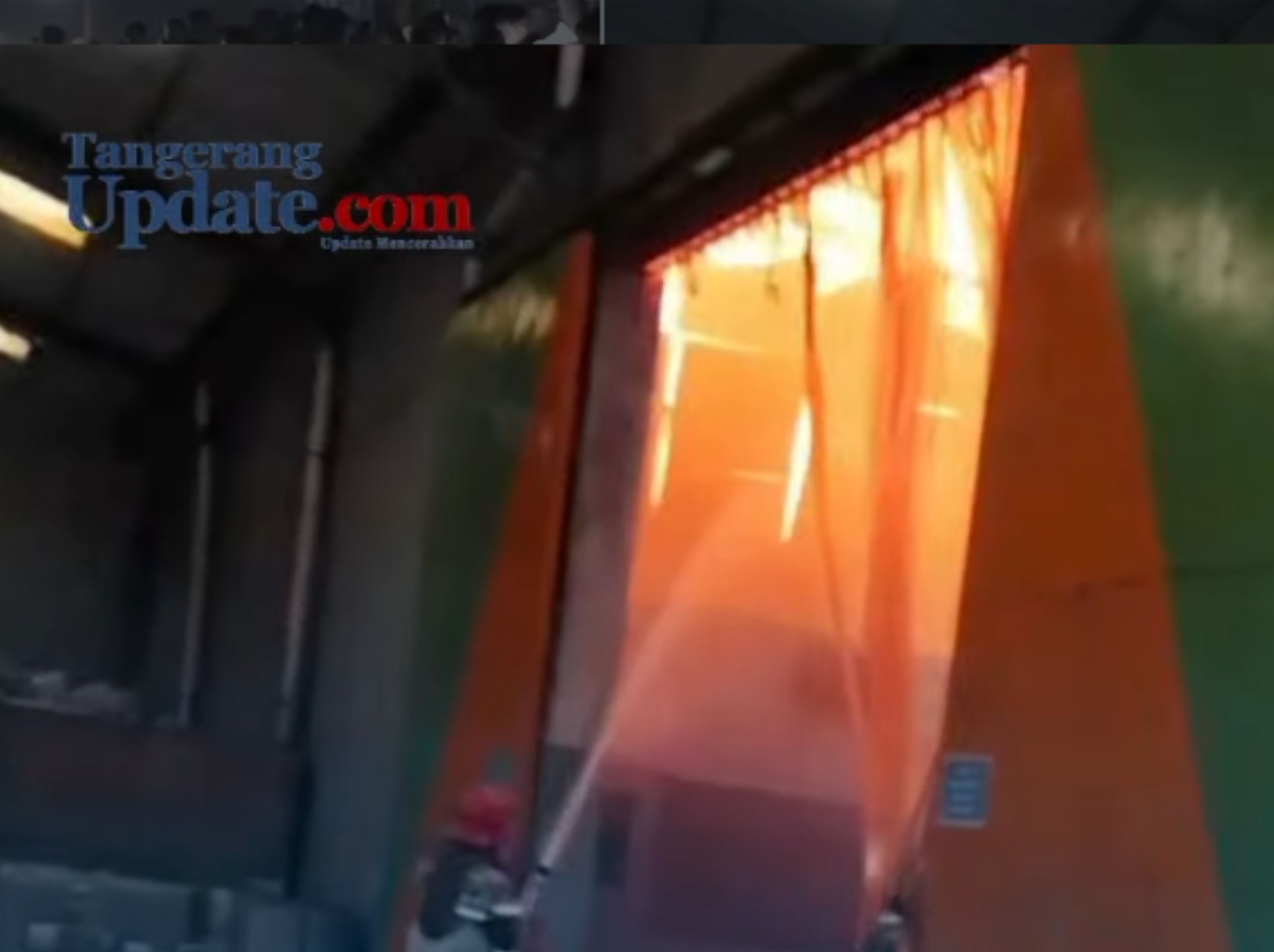 Pabrik kemasan makanan di Desa Pasir Gadung, Kecamatan Cikupa, Kabupaten Tangerang, terbakar pada Selasa, 6 Oktober 2026.  <b>(Tangerang Update)</b>