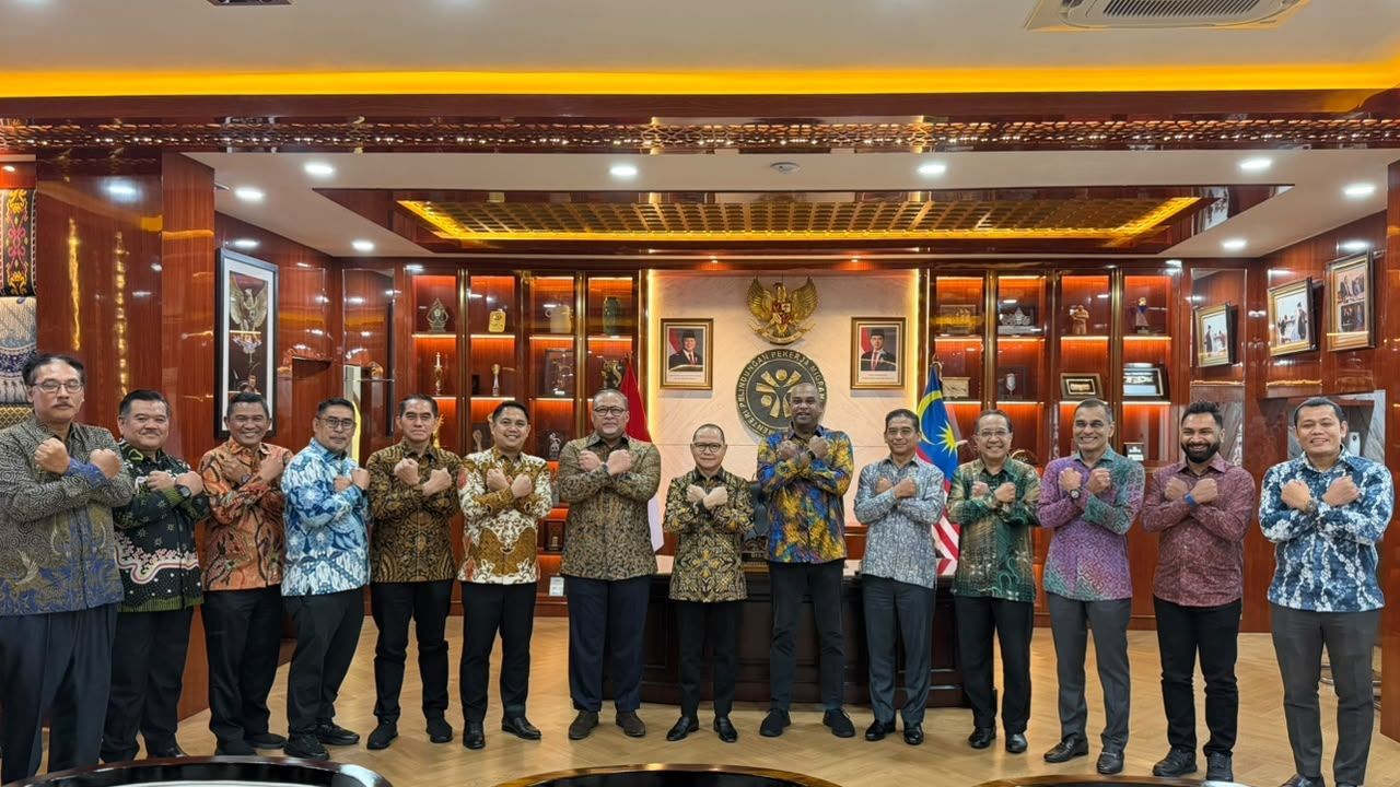 Menteri P2MI Mukhtarudin dan Menteri Sumber Manusia Malaysia Dato' Sri Ramanan Ramakrishnan berfoto bersama usai pertemuan di Kantor KP2MI, Jakarta, Selasa (6/10/2026),