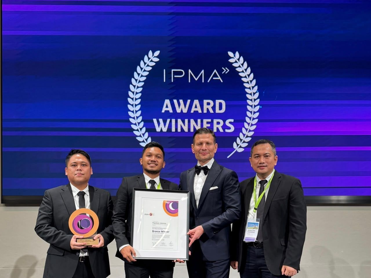 PT Pegadaian (Persero) mengharumkan nama bangsa dengan berhasil membawa pulang penghargaan Bronze Winner pada ajang IPMA Global Project Excellence Award 2026 yang digelar di Hiroshima, Jepang, pada Jumat (18/09). (Foto: Dok/Istimewa/Pegadaian) 