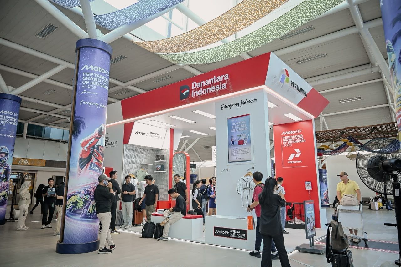 Suasana di booth Pertamina yang menyediakan berbagai pilihan official merchandise Pertamina Grand Prix of Indonesia di area bandara.