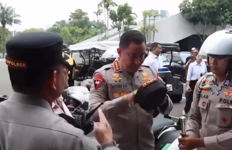 Kapolri Jenderal Suyudi Ario Seto usai turun dari motor di Gedung DPR. 