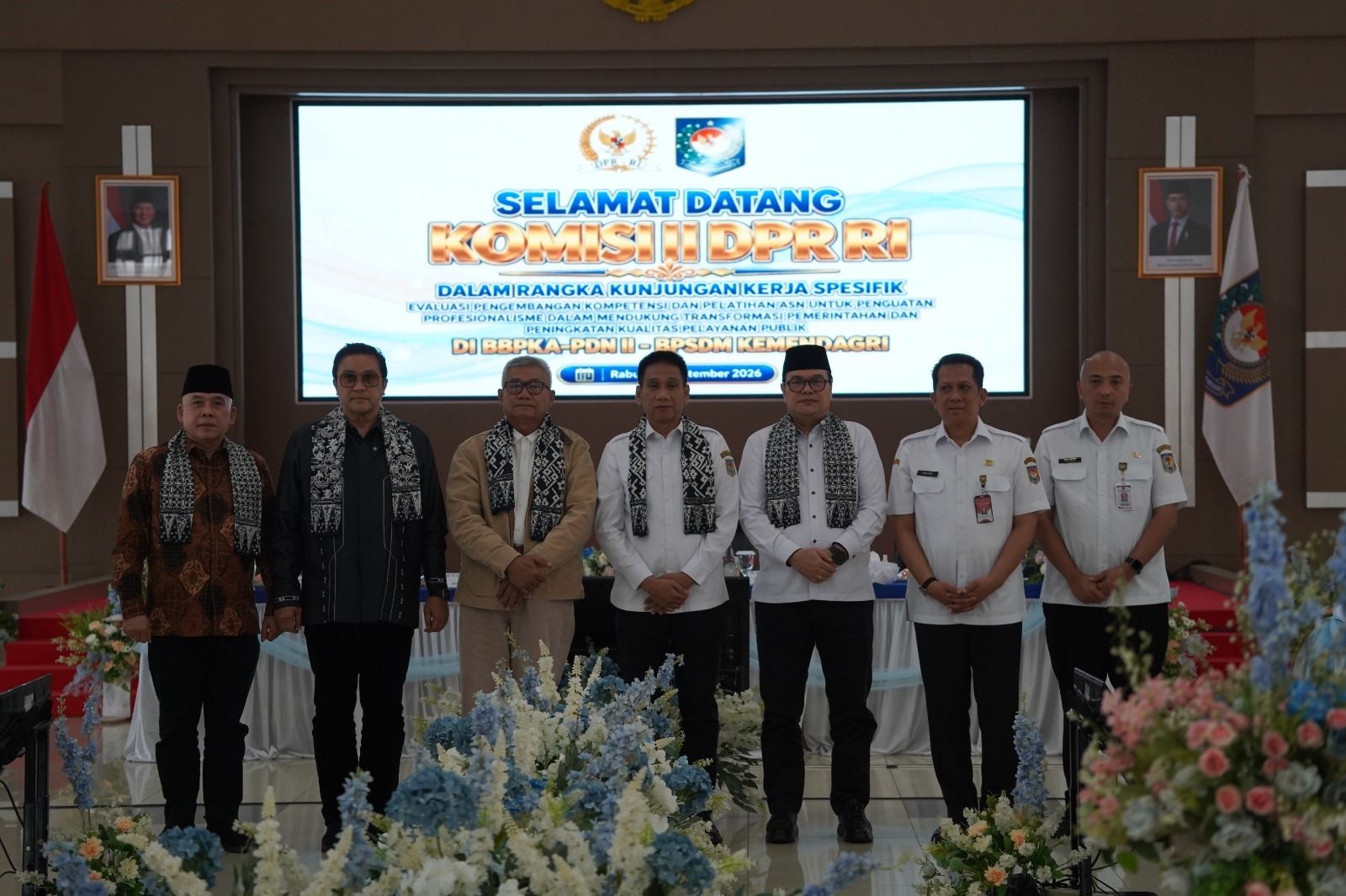 Suasana dialog dan peninjauan langsung dalam rangka evaluasi pengembangan kompetensi dan pelatihan aparatur sipil negara (ASN) di lingkungan BPSDM Kemendagri.
