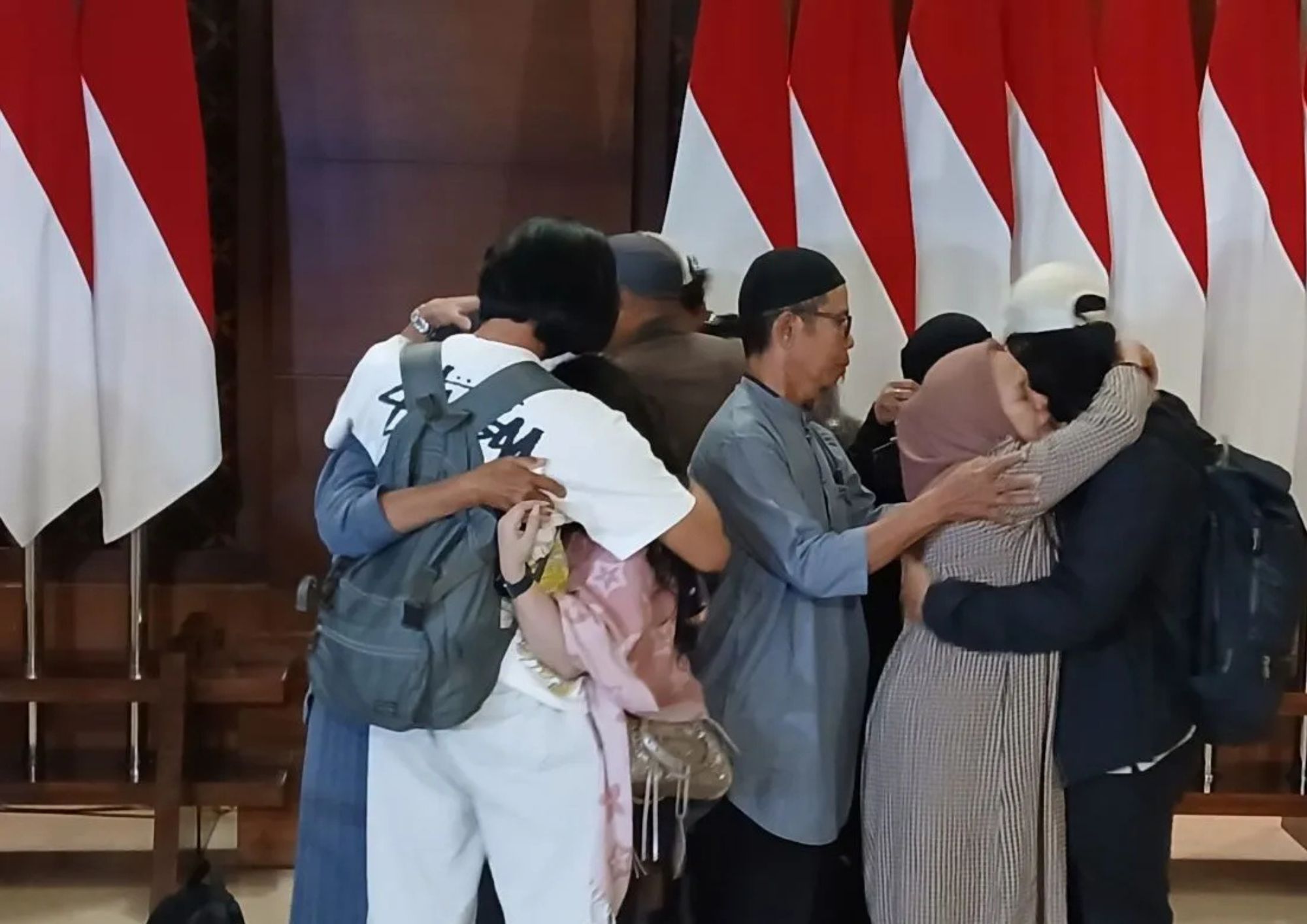 empat warga negara Indonesia (WNI) anak buah kapal (ABK) yang menjadi korban pembajakan kapal MT Honour 25 oleh kelompok pembajak di Somalia tiba ke tanah air melalui Bandara Internasional Soekarno-Hatta (Soetta) Tangerang, Banten, pada Selasa malam. <b>(Antara)</b>