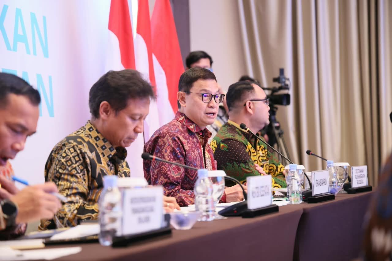 Suasana Rapat Koordinasi KKSK Triwulan III Tahun 2026 yang membahas sinkronisasi kebijakan, integrasi data SATUSEHAT Logistik, hingga tata kelola pengawasan obat dan makanan.