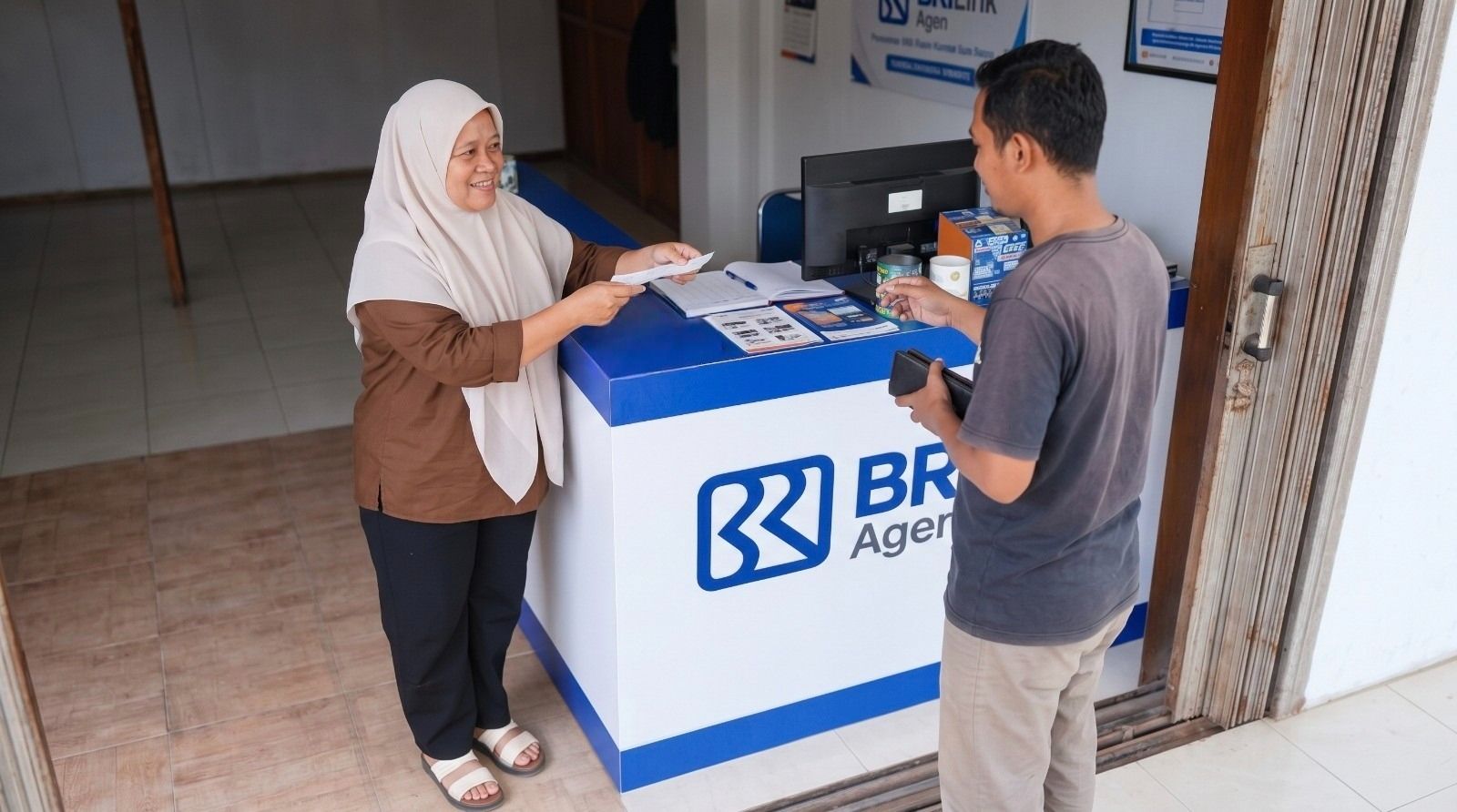 Bangun Kepercayaan dari Warung Sederhana, BRILink Agen Erni Permudah Akses Keuangan Warga hingga Layani 6.000 Transaksi per Bulan. <b>(BRI)</b>