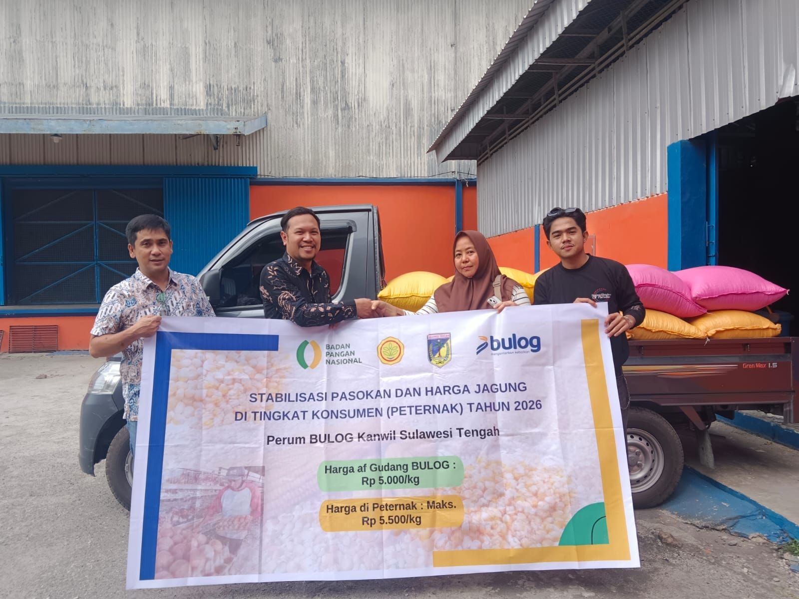 Penyerahan simbolis program Stabilisasi Pasokan dan Harga Pangan (SPHP) jagung oleh Perum BULOG Kanwil Sulawesi Tengah kepada perwakilan peternak dan koperasi guna memperluas akses bahan baku terjangkau.