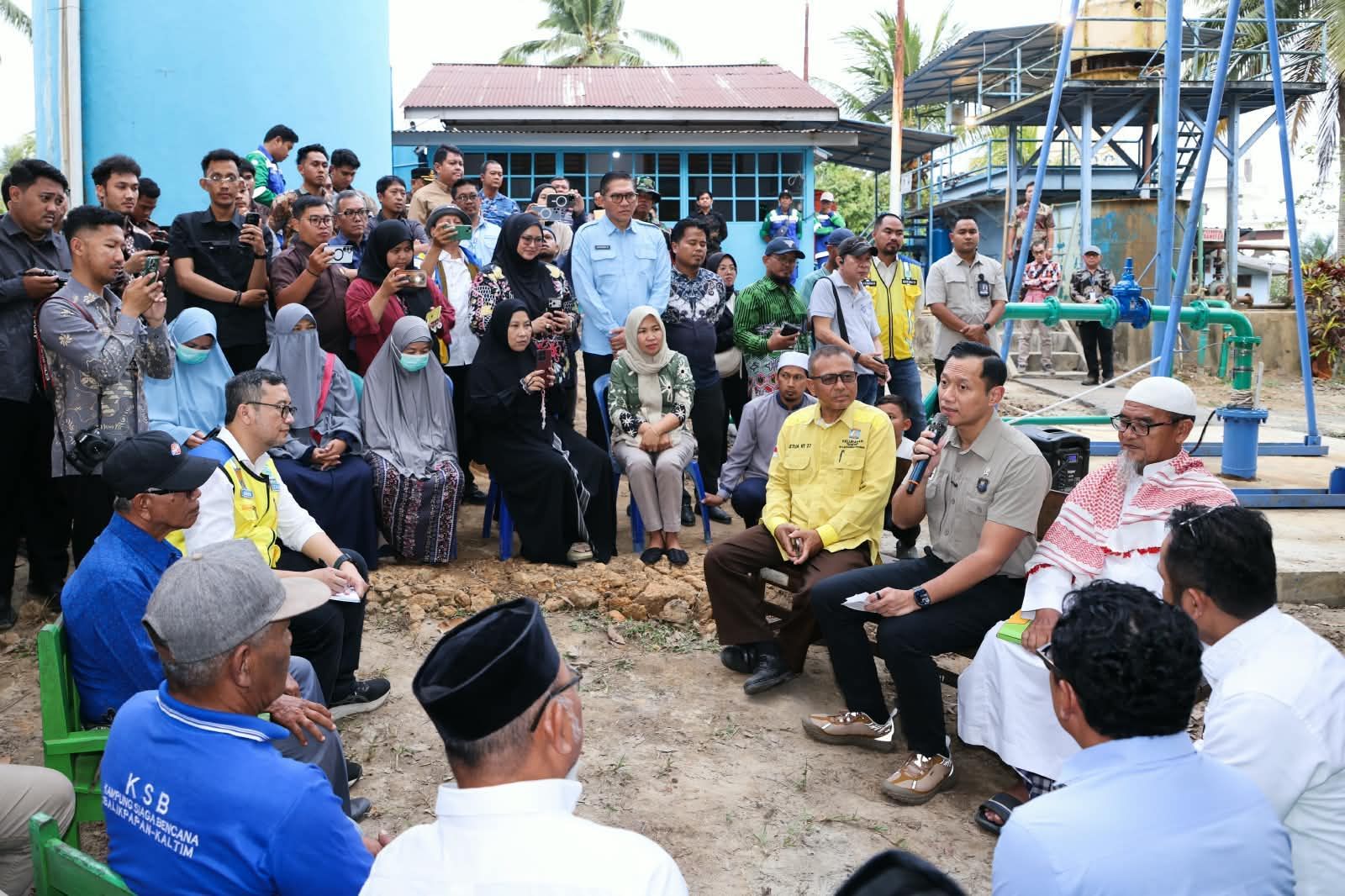 Menko AHY duduk berdiskusi dan mendengarkan langsung apresiasi serta masukan dari masyarakat dan perwakilan Pondok Pesantren Hidayatullah Balikpapan.