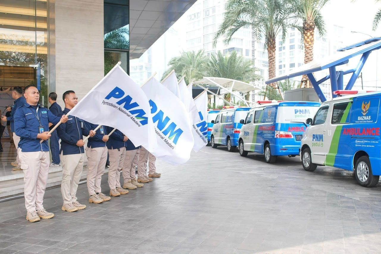 PNM kembali menyalurkan 15 unit ambulans melalui program PNM Peduli bersama BAZNAS RI, dari Aceh hingga Denpasar. Bukan sekadar kendaraan, ambulans ini menjadi penghubung bagi masyarakat untuk menjangkau layanan kesehatan, mendapatkan pertolongan dar <b>(PNM)</b>