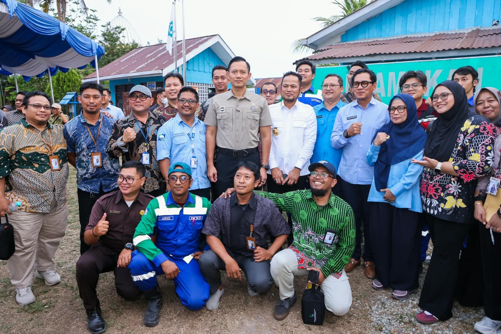 Menko AHY dan Gubernur Kaltim Rudy Mas&rsquo;ud berfoto bersama warga, pengurus pesantren, serta jajaran pejabat Kementerian PU dan daerah di sela-sela peninjauan.