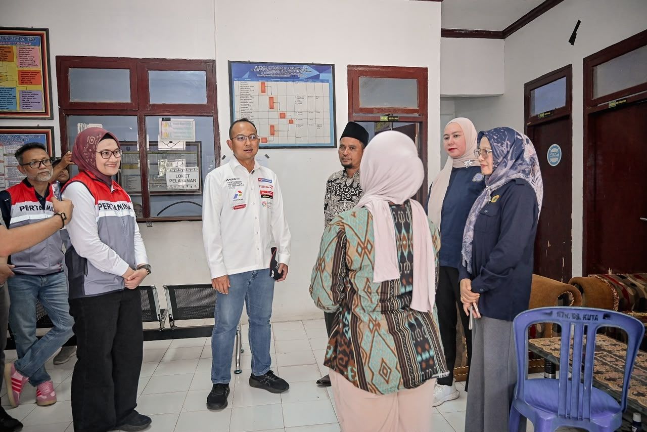 Corporate Secretary Pertamina, Arya Dwi Paramita berbincang dengan local hero dan perangkat desa di Desa Kuta, Lombok Kamis, 8 Oktober 2026
