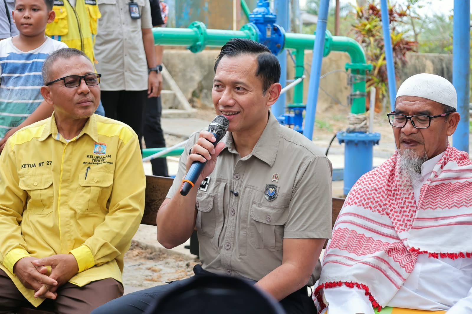 Menko AHY memberikan keterangan dan pengarahan di hadapan warga serta perwakilan penerima manfaat sumur air bersih Gunung Tembak