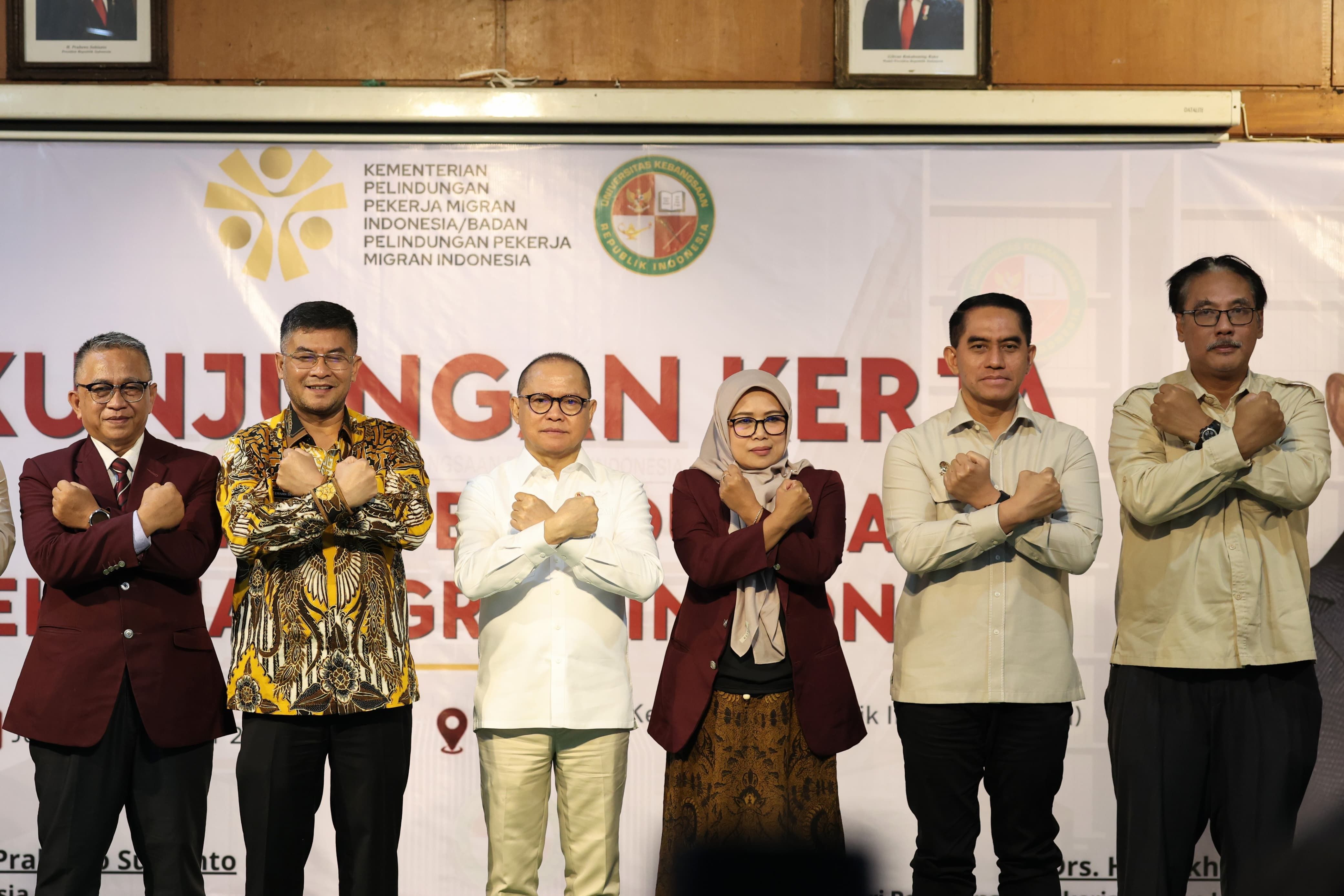 Menteri Pelindungan Pekerja Migran Indonesia (P2MI) Mukhtarudin berfoto bersama Wakil Gubernur Jawa Barat H. Erwan Setiawan, jajaran pimpinan Universitas Kebangsaan Republik Indonesia (UKRI), serta pejabat terkait dengan pose simbol semangat dalam kunjungan kerja peninjauan pelatihan SMK Go Global di Bandung, Jumat (9/10/2026).