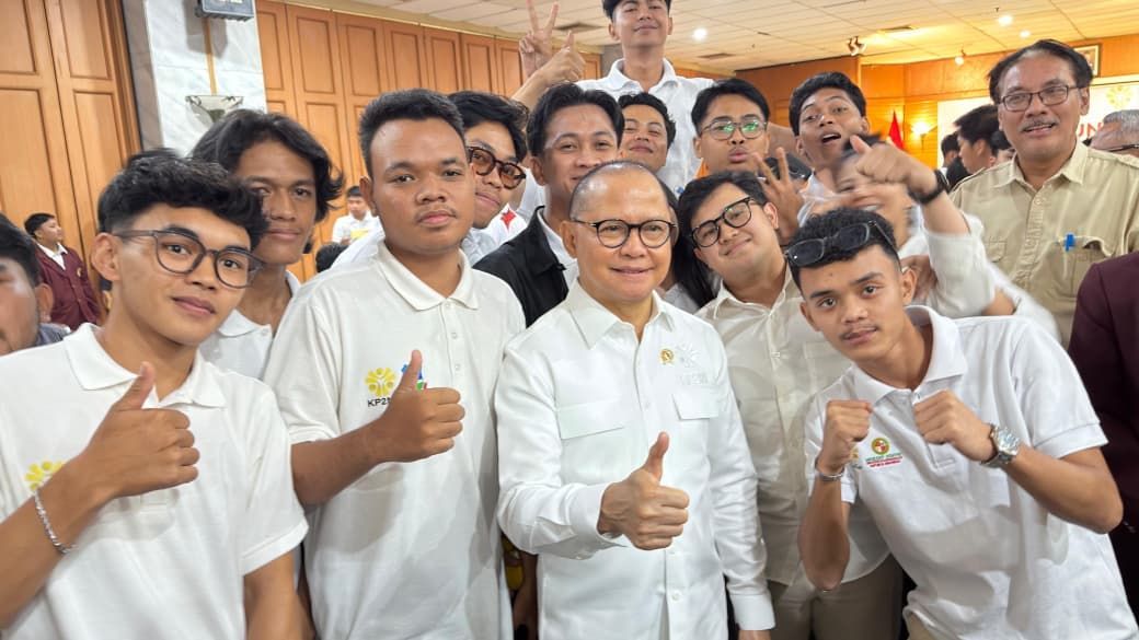 Menteri P2MI Mukhtarudin berfoto akrab bersama para peserta pelatihan program SMK Go Global di Universitas Kebangsaan Republik Indonesia (UKRI), Bandung.