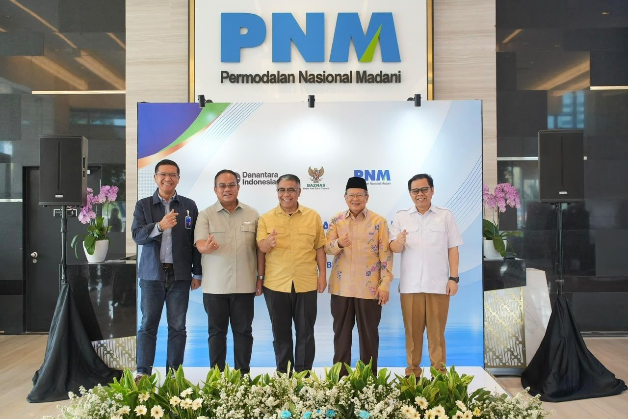 PNM kembali menyalurkan 15 unit ambulans melalui program PNM Peduli bersama BAZNAS RI, dari Aceh hingga Denpasar. Bukan sekadar kendaraan, ambulans ini menjadi penghubung bagi masyarakat untuk menjangkau layanan kesehatan, mendapatkan pertolongan dar <b>(PNM)</b>