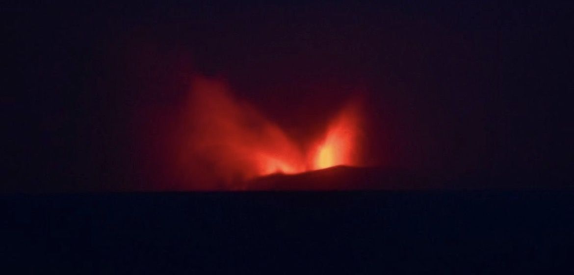 Gunung Anak Krakatau di perairan Selat Sunda, Kabupaten Lampung Selatan, Lampung, mengalami erupsi <b>(Istimewa)</b>