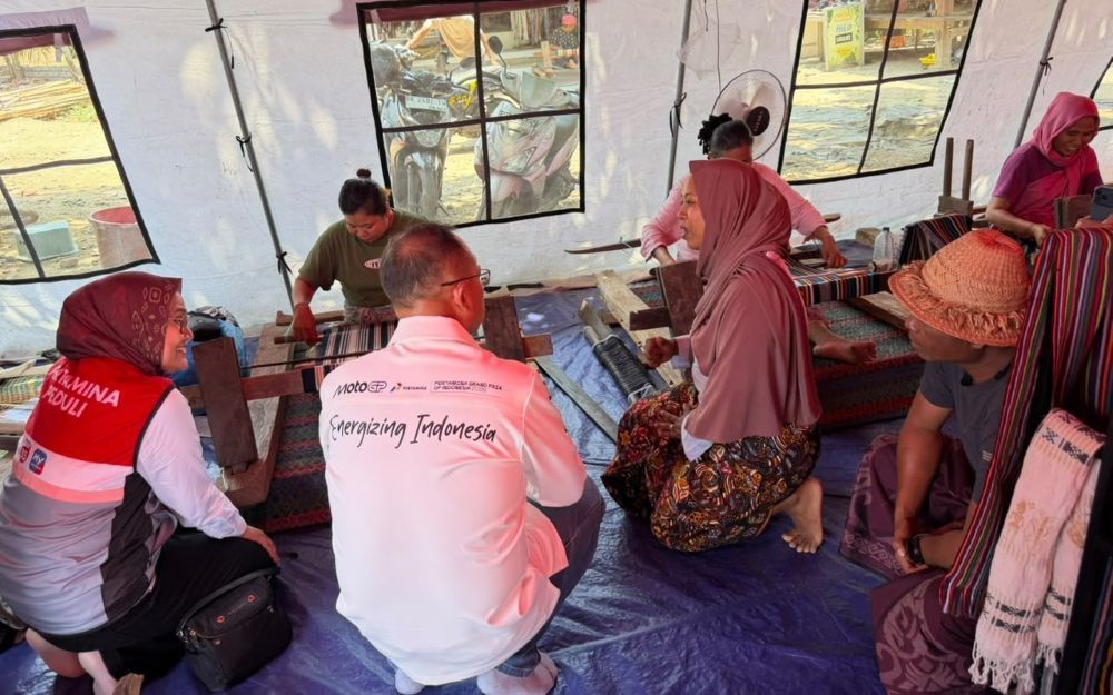 PT Pertamina (Persero) memberikan bantuan 45 alat tenun serta pendampingan pelatihan agar para perajin dapat kembali menjalankan usaha. (Foto: Dok/Istimewa/Pertamina) 