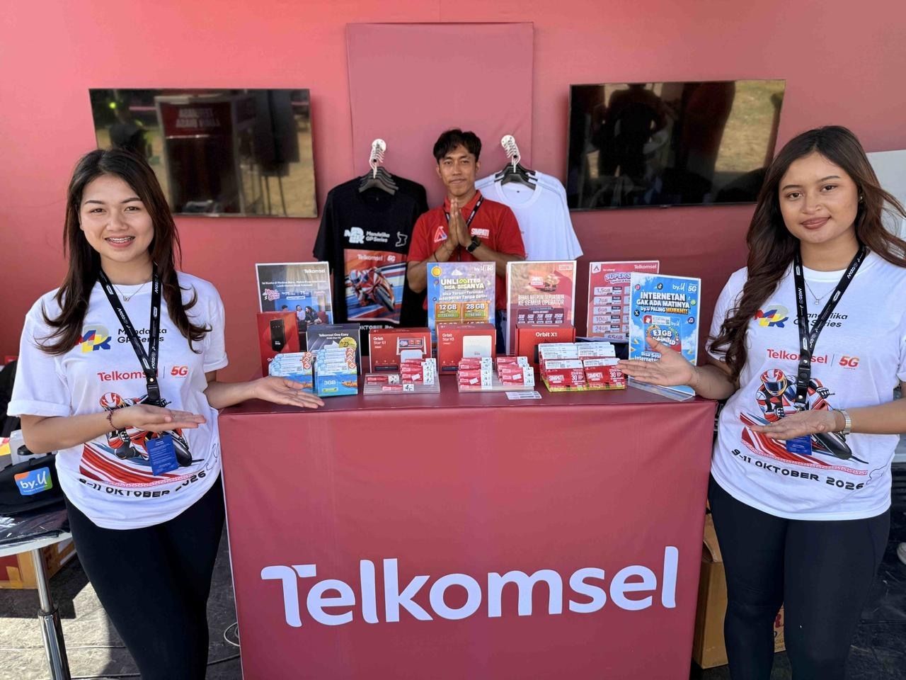 Telkomsel menghadirkan tiga booth pelayanan pelanggan diantaranya di Bandara Internasional Lombok, area Inner Circuit Sirkuit Mandalika, dan Bazaar Mandalika selama gelaran MotoGP Mandalika 2026 pada 9&ndash;11 Oktober 2026. Didukung 30 outlet, layanan ini memberikan kemudahan bagi pengunjung domestik maupun mancanegara untuk memperoleh produk Telkomsel, melakukan registrasi kartu, mendapatkan informasi paket internet, serta menikmati berbagai promo khusus selama gelaran berlangsung. <b>(Telkomsel)</b>