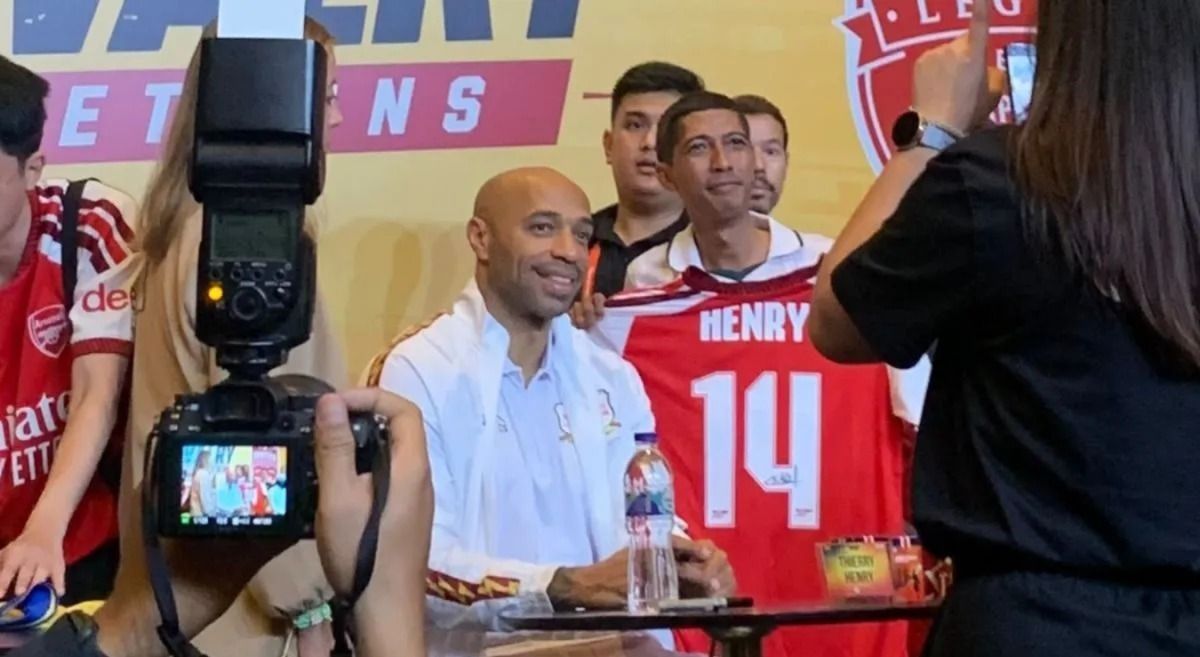 Legenda Arsenal Thierry Henry saat melayani fans pada acara  <b>(Antara)</b>