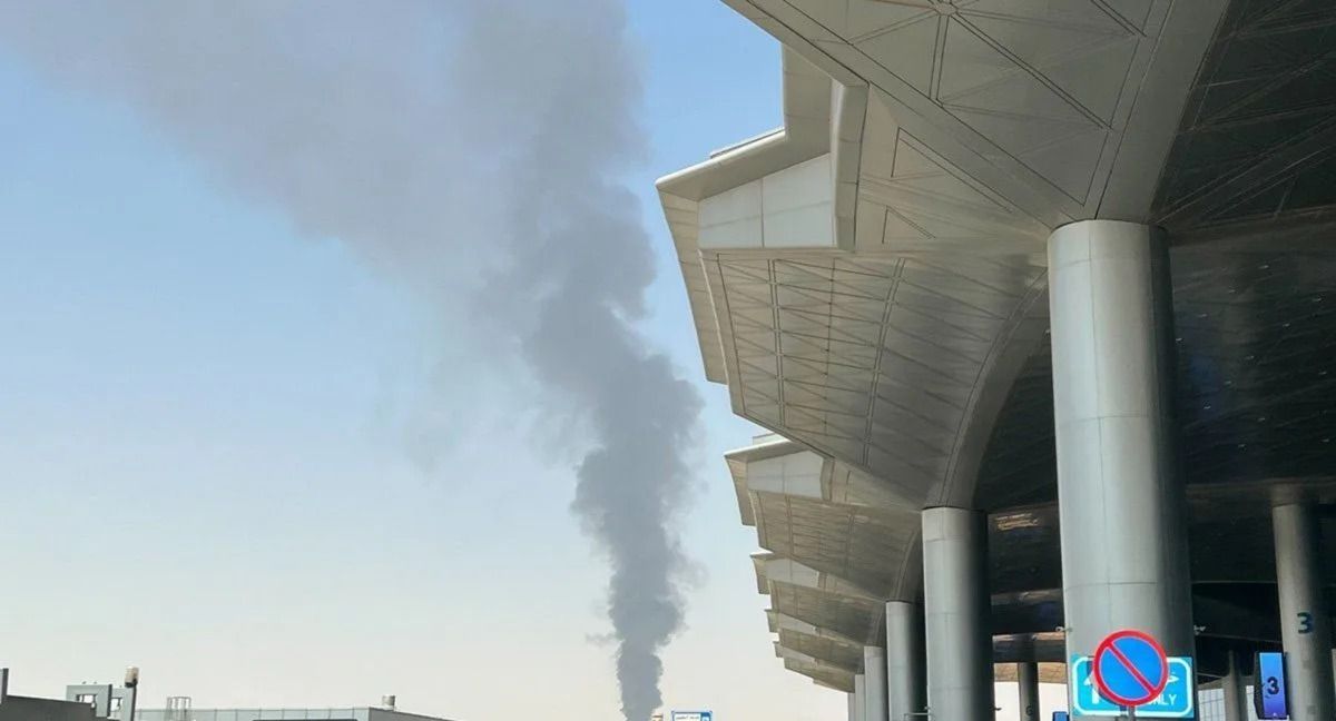 Asap tebal naik di dekat Bandara Internasional King Khalid di timur laut Riyadh, Arab Saudi <b>(Antara)</b>