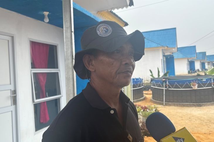 Warga transmigrasi lokal Muhammad Asli Lubis memberikan keterangan kepada wartawan di depan rumahnya di kawasan Rempang Eco-City, Tanjung Banon, Batam, Kepulauan Riau, Sabtu, 10  Oktober 2026.  <b>(Antara)</b>