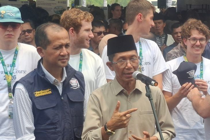 Wali Kota Batam sekaligus Kepala Badan Pengusahaan (BP) Batam Amsakar Achmad memberikan keterangan kepada wartawan didampingi Menteri Transmigrasi Muhammad Iftitah Sulaiman Suryanagara (kiri) seusai Festival Transmigrasi 2026 di Tanjung Banon, Pulau Rempang, Batam, Kepulauan Riau, Sabtu, 10  Oktober 2026. <b>(Antara)</b>