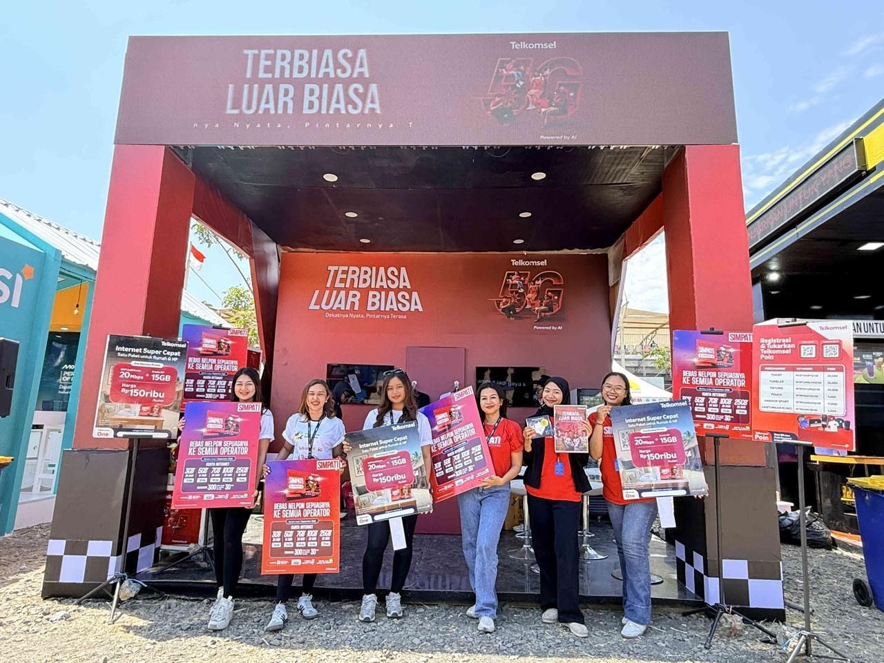 Telkomsel menghadirkan tiga booth pelayanan pelanggan diantaranya di Bandara Internasional Lombok, area Inner Circuit Sirkuit Mandalika, dan Bazaar Mandalika selama gelaran MotoGP Mandalika 2026 pada 9&ndash;11 Oktober 2026. Didukung 30 outlet, layanan ini memberikan kemudahan bagi pengunjung domestik maupun mancanegara untuk memperoleh produk Telkomsel, melakukan registrasi kartu, mendapatkan informasi paket internet, serta menikmati berbagai promo khusus selama gelaran berlangsung. <b>(Telkomsel)</b>