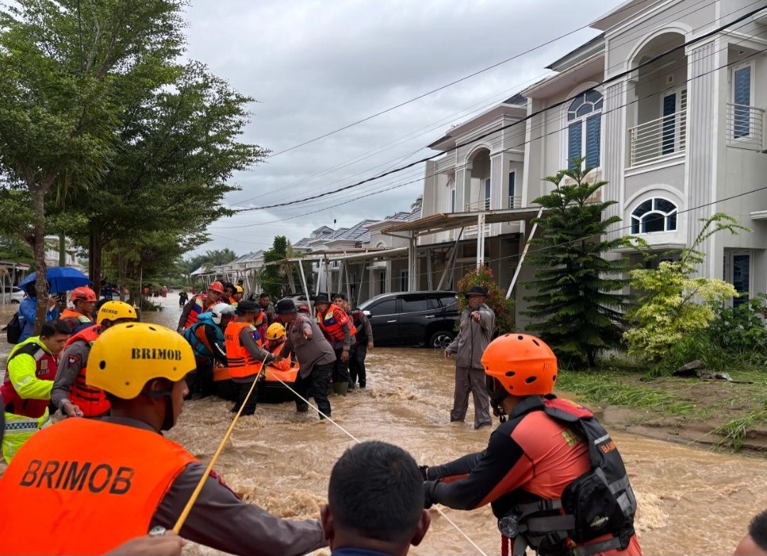 Polri Kerahkan Personel dan Dirikan Posko Kesehatan Tangani Banjir Padang <b>(Humas Polri)</b>