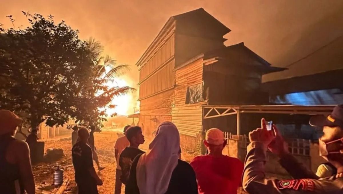 Wakil Bupati Bangka Selatan Debby Vita Dewi (tengah) bersama Kapolres Bangka Selatan AKBP Agus Arif Wijayanto (kanan) memantau penanganan kebakaran yang terjadi di Dusun Serdang, Desa Jelutung II, Bangka Selatan, Kepulauan Bangka Belitung, Sabtu mala <b>(Antara)</b>