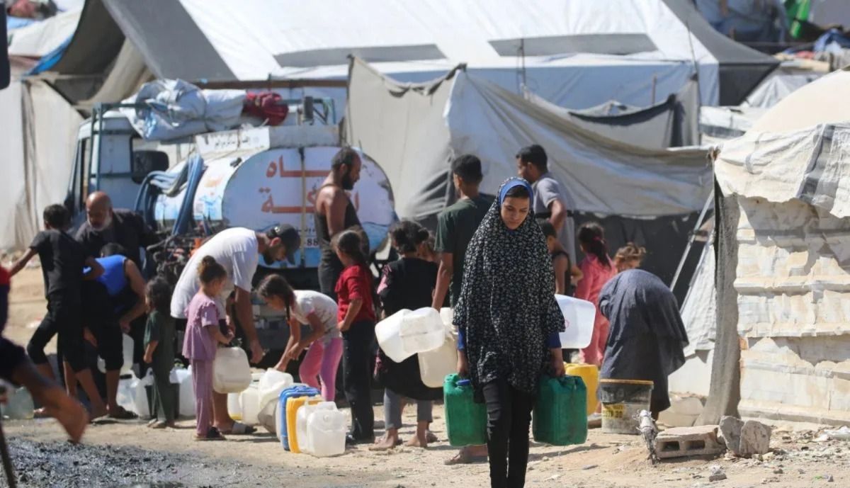 Pengungsi Palestina mengisi jeriken mereka di titik distribusi air di Nuseirat, Jalur Gaza tengah, Rabu, 7 Oktober 2026. Tentara pendudukan Israel terus melakukan penyerangan kepada warga Palestina di Gaza pada hari Rabu, dilaporkan 2 warga Palestina <b>(Antara)</b>