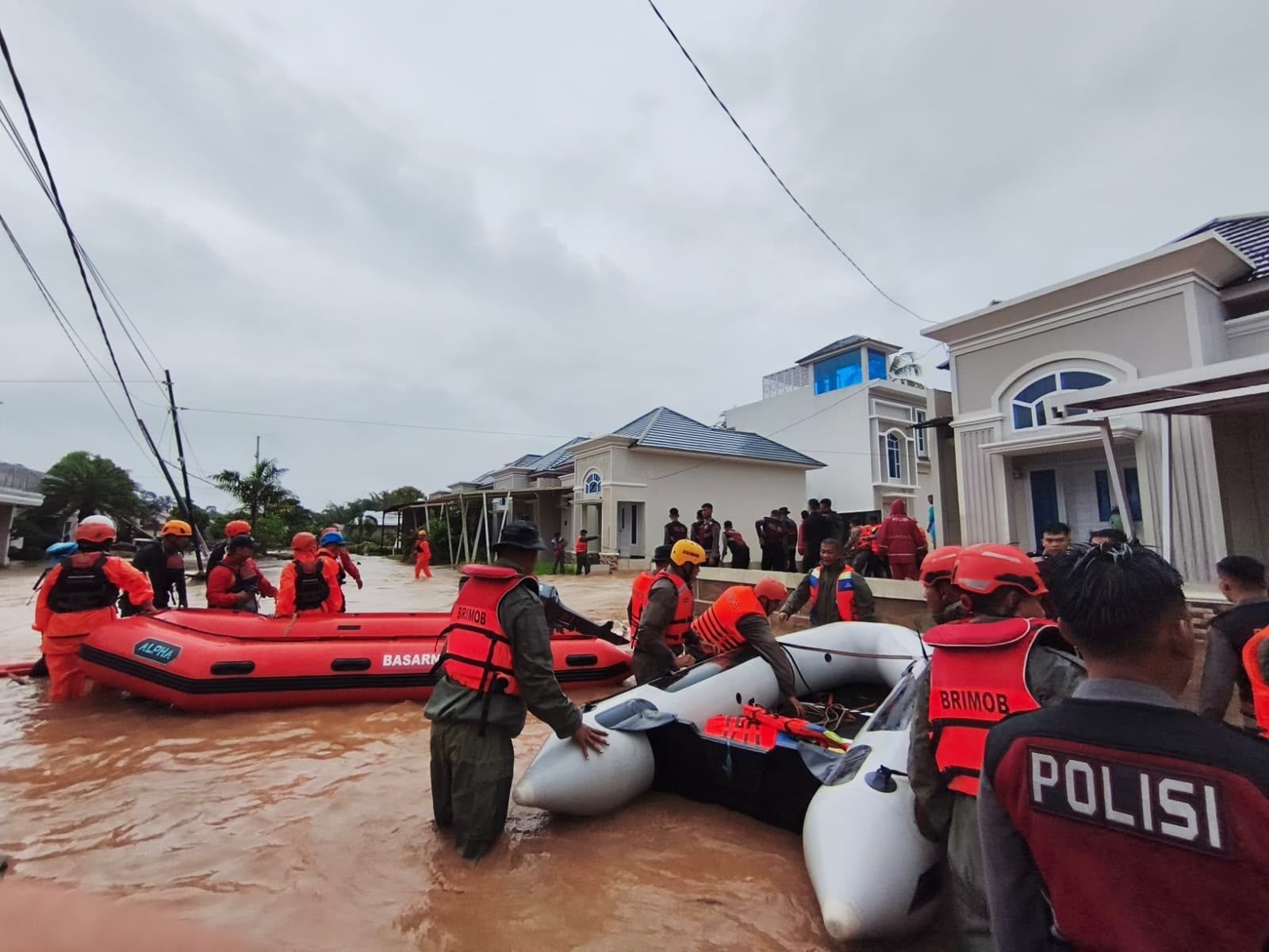 Polri Berhasil Evakuasi Ratusan Warga Terdampak Banjir di Padang, Ratusan Personel Brimob Dikerahkan <b>(Humas Polri)</b>