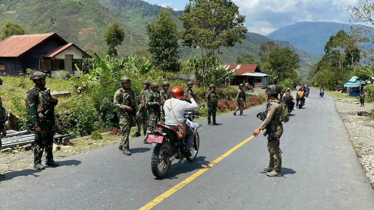 Patroli Gabungan Operasi Damai Cartenz dan TNI di Muara <b>(Humas Polri)</b>
