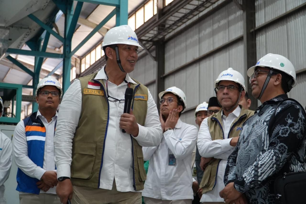 Direktur Utama Perum BULOG Ahmad Rizal Ramdhani memberikan arahan dan penjelasan dalam kegiatan tasyakuran rekor pengadaan gabah dan beras nasional di Surabaya, Jawa Timur.