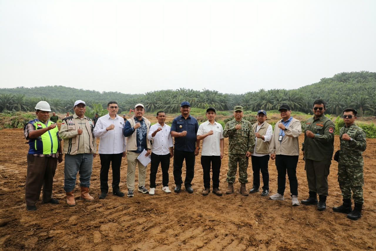 Kunjungi Aceh Tamiang, Kemenko Infra Dorong Percepatan Pembangunan Hunian Tetap untuk Warga Terdampak Bencana dan Berikan Bantuan untuk Warga