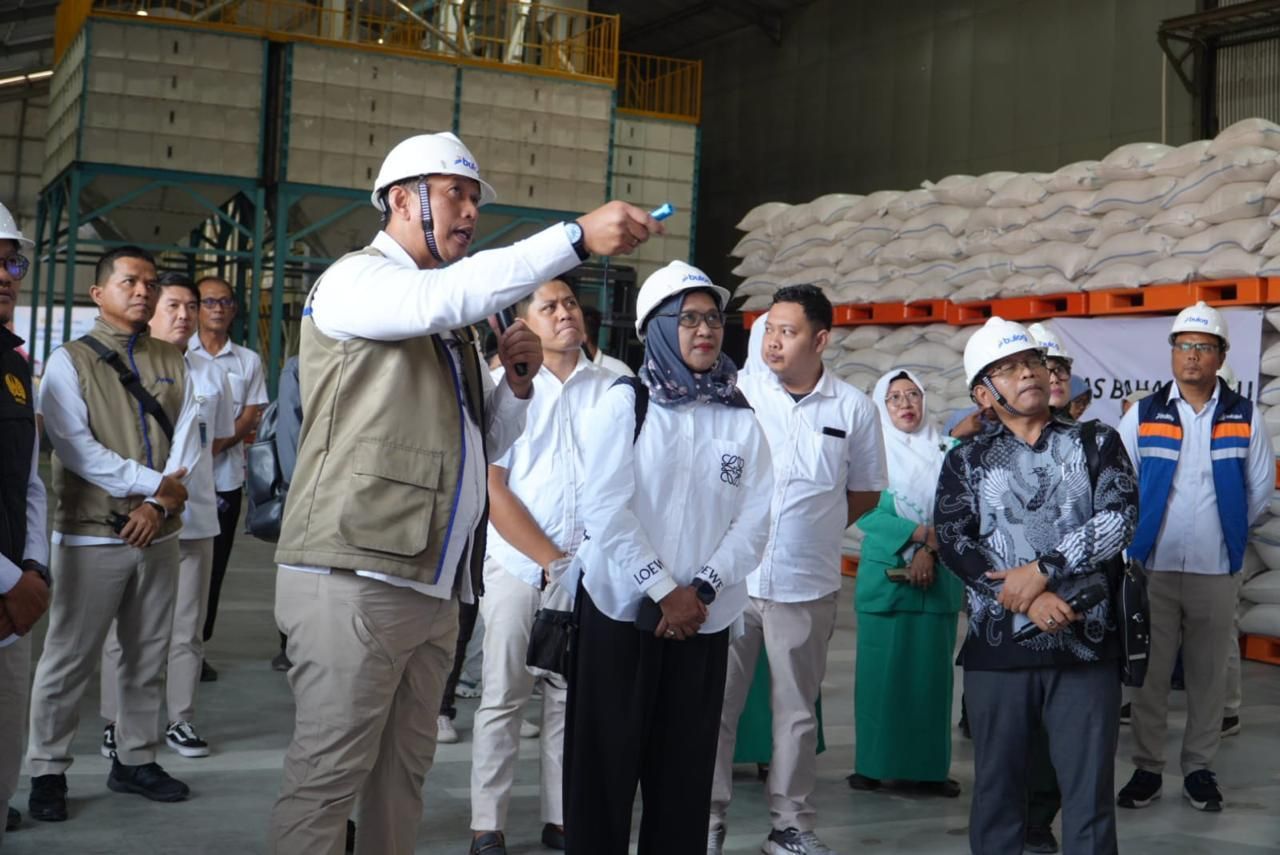 Direktur Utama Perum BULOG Letjen TNI (Purn.) Dr. Ahmad Rizal Ramdhani meninjau fasilitas di Sentra Pengolahan Beras BULOG, Kompleks Pergudangan Banjar Kemantren, Surabaya, didampingi jajaran manajemen serta tamu undangan.
