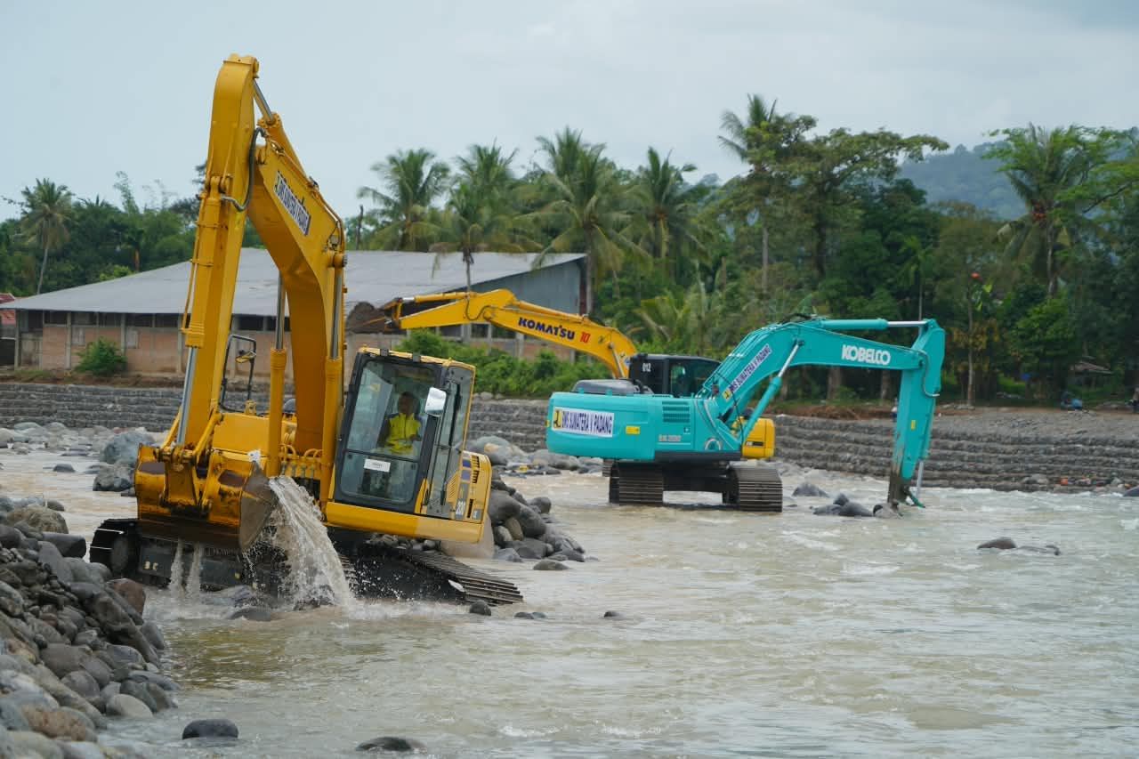 Percepat Penanganan Banjir Padang, Tanggul Darurat Rampung hingga Normalisasi Sungai Dikebut.