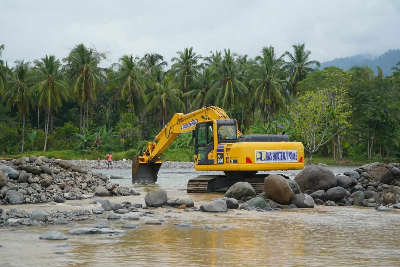 Percepat Penanganan Banjir Padang, Tanggul Darurat Rampung hingga Normalisasi Sungai Dikebut.
