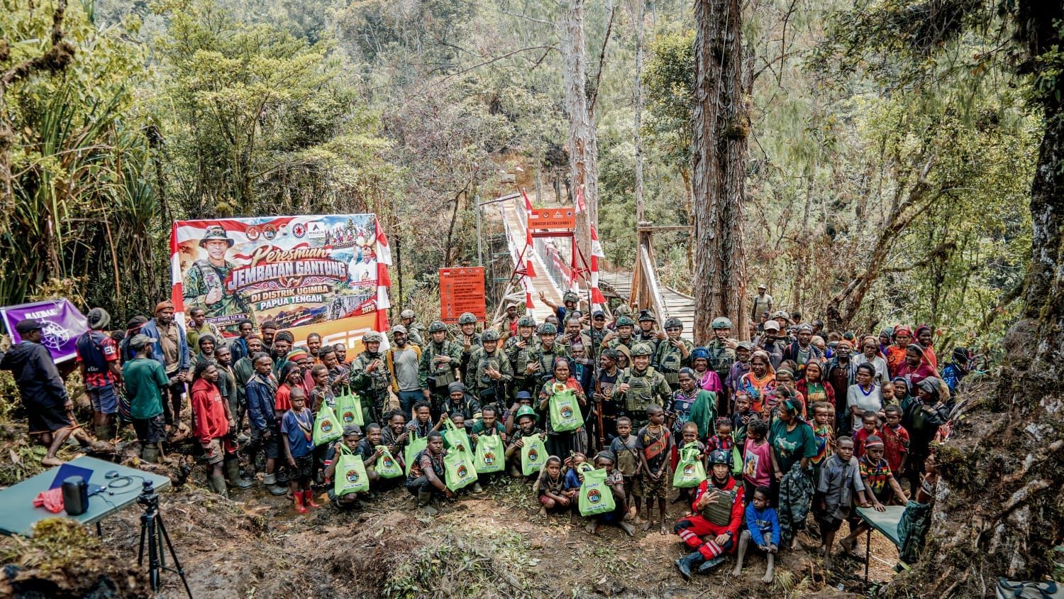 Jembatan Merah Putih Ugimba Diresmikan, TNI dan Masyarakat Buka Jalan Kehidupan Baru di Intan Jaya <b>(Penerangan Koops TNI Habema)</b>