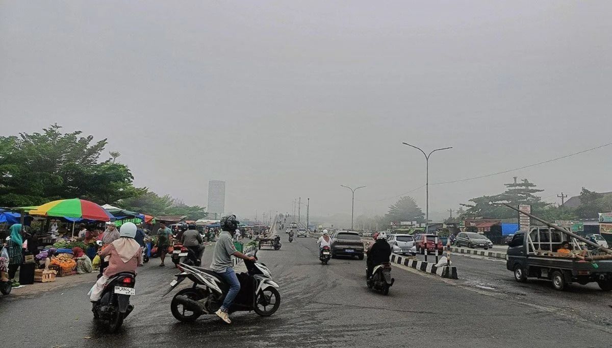 Kondisi kabut asap di Kota Pekanbaru dampak kebakaran hutan dan lahan di bagian selatan Sumatera, Selasa, 13 Oktober 2026. <b>(Antara)</b>