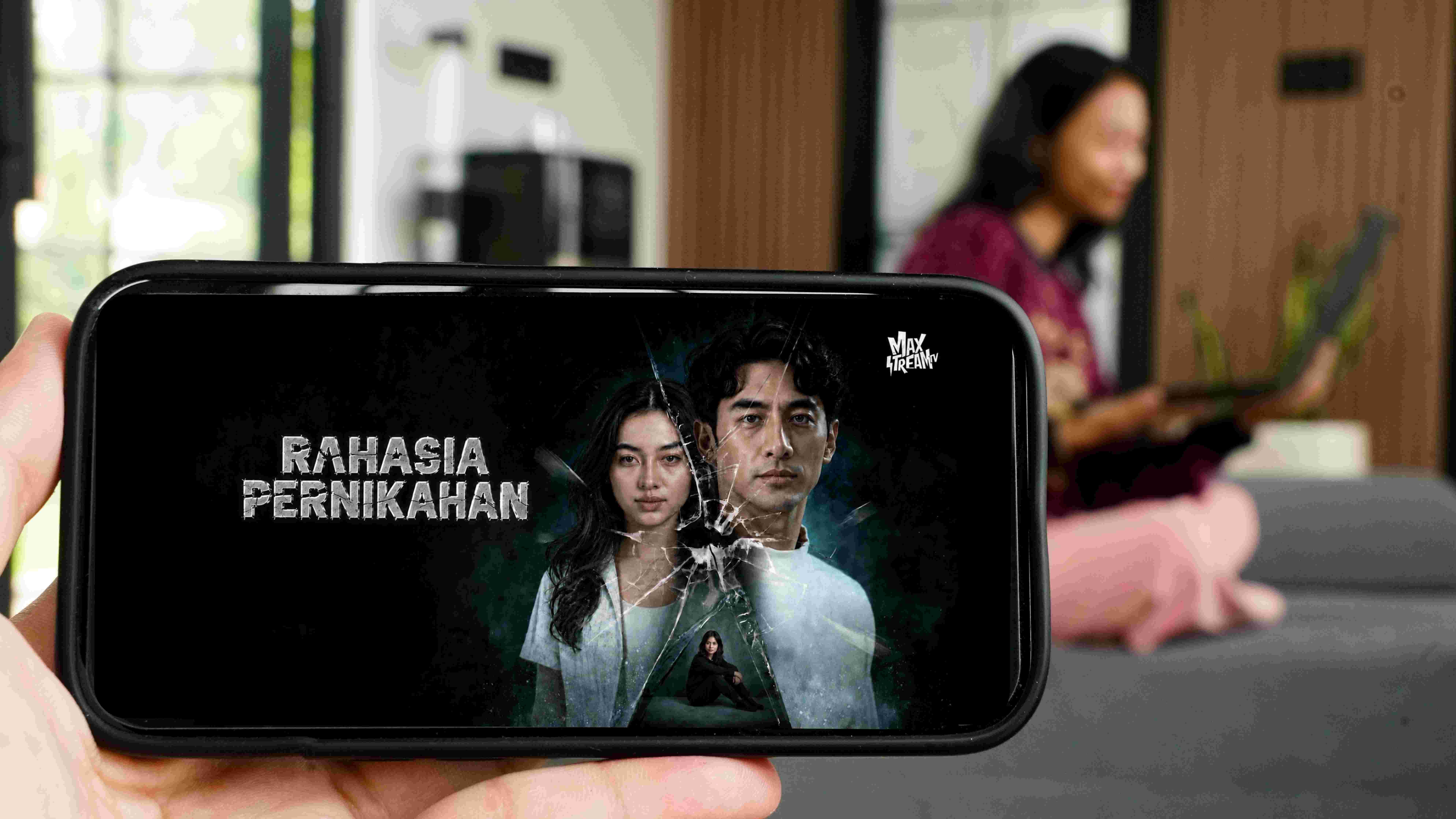 Telkomsel melalui MAXStream TV menghadirkan Rahasia Pernikahan, film perdana yang memadukan teknologi AI dengan kreativitas tim produksi. Tayang sejak 7 Oktober 2026, film ini menyuguhkan misteri dan ketegangan psikologis melalui kisah rumah tangga yang menyimpan rahasia di balik kesempurnaan