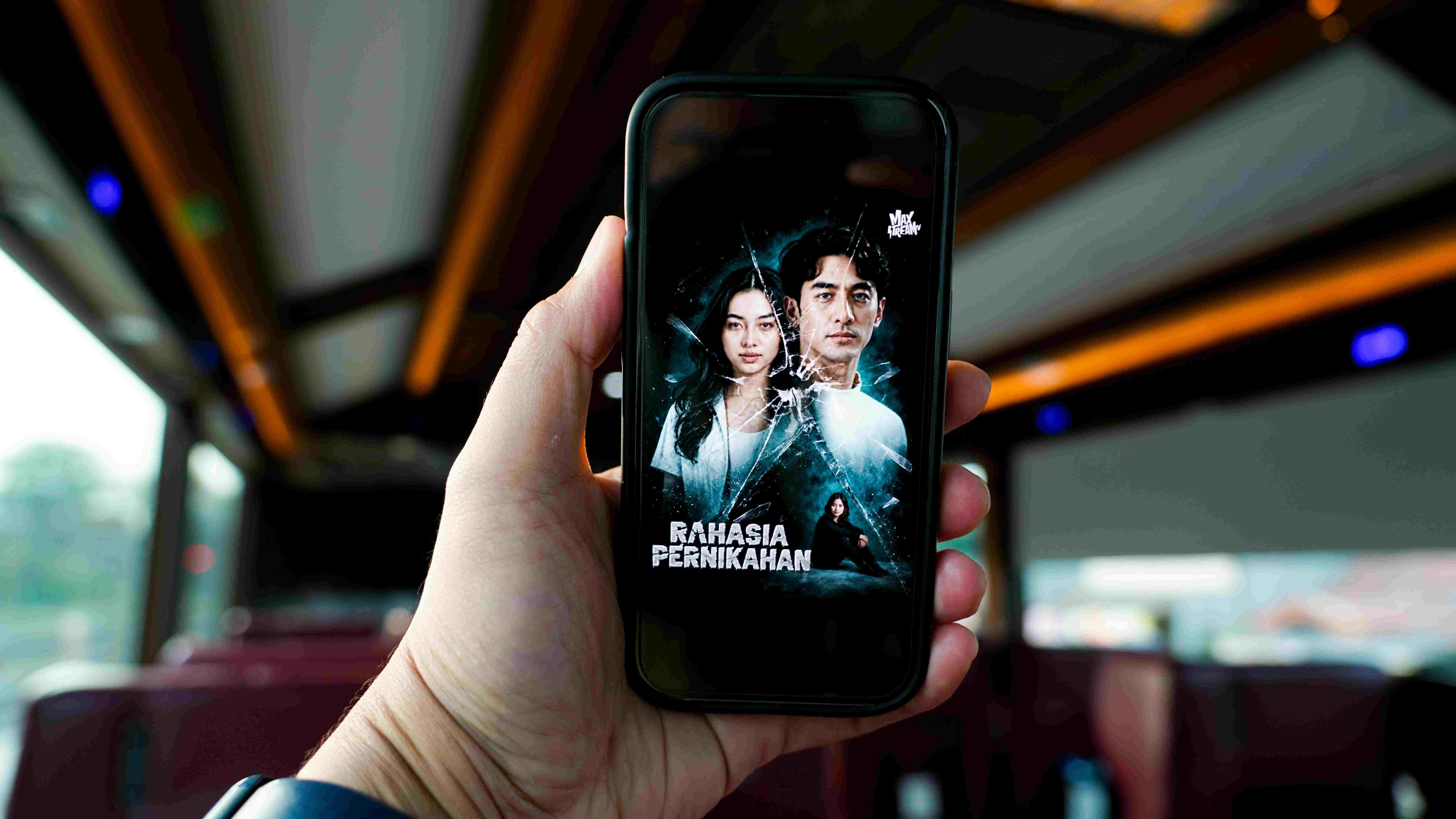 Telkomsel melalui MAXStream TV menghadirkan Rahasia Pernikahan, film perdana yang memadukan teknologi AI dengan kreativitas tim produksi. Tayang sejak 7 Oktober 2026, film ini menyuguhkan misteri dan ketegangan psikologis melalui kisah rumah tangga yang menyimpan rahasia di balik kesempurnaan